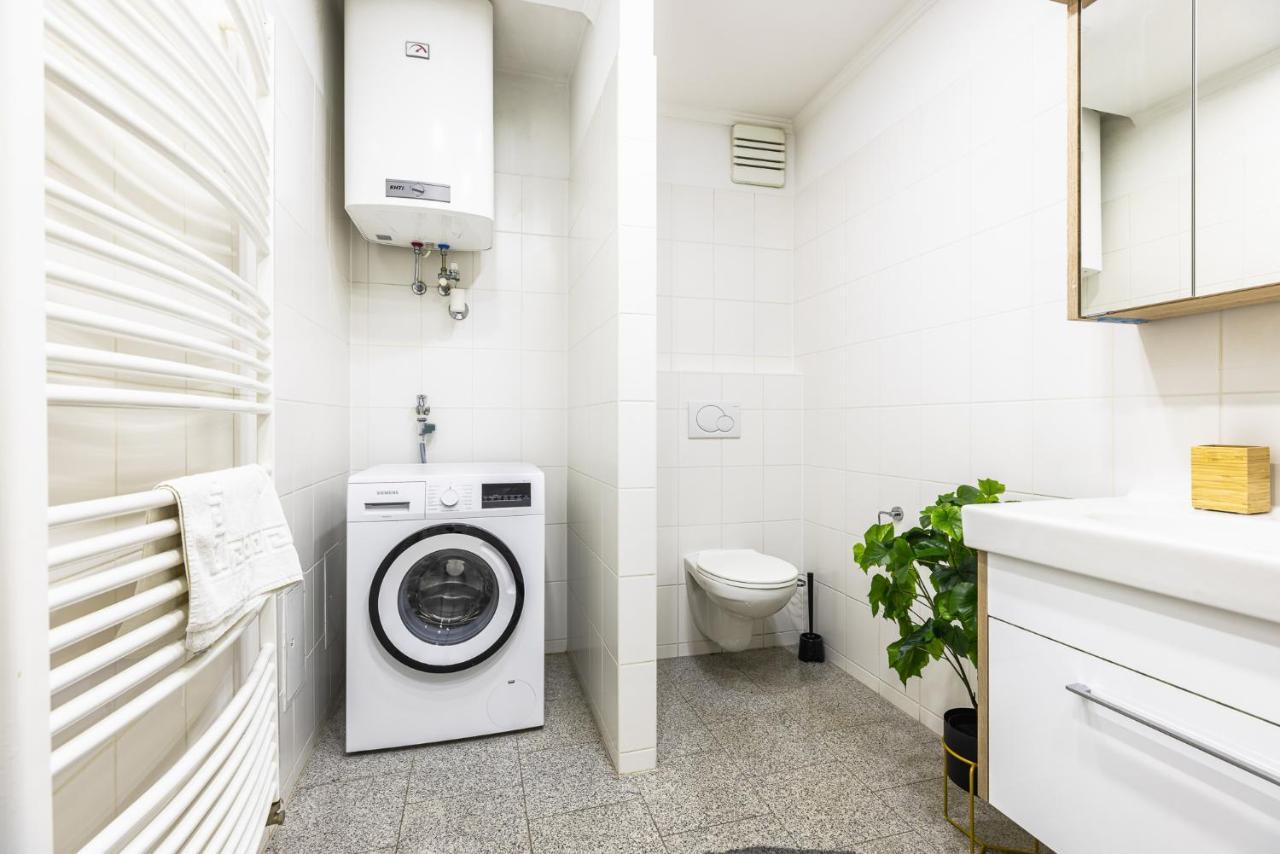 Live Centrally In A Spacious And Modern Apartment In Wina Bagian luar foto